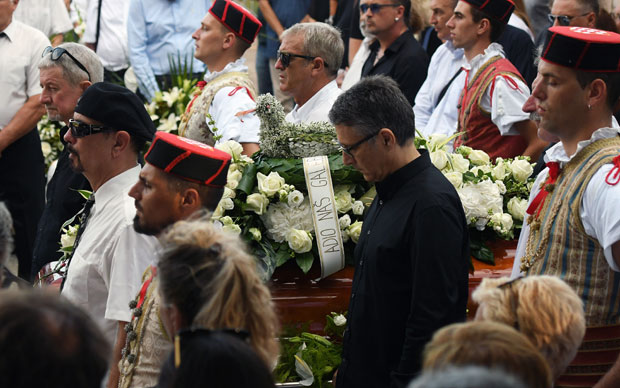 Оливер Драгојевић сахрањен у Велој Луци (ФОТО)